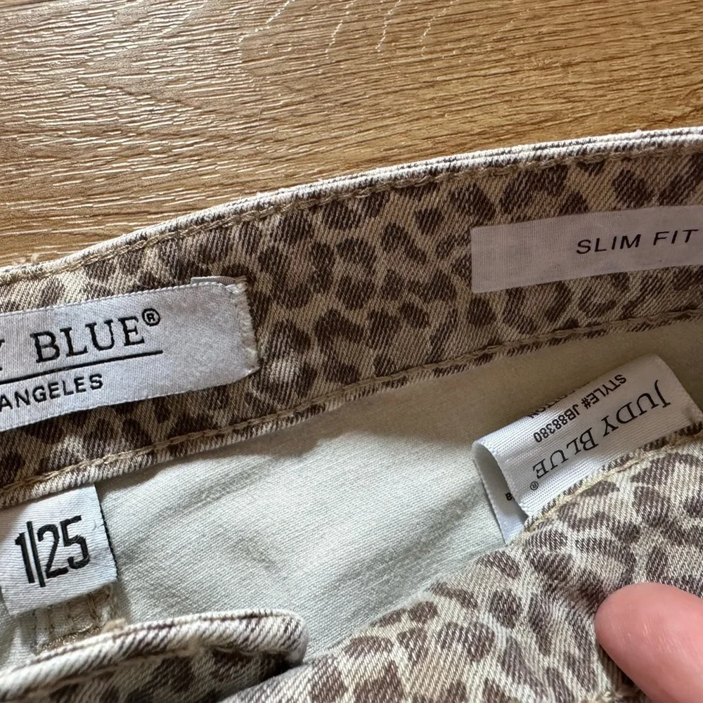 Judy Blue Size 1 jeans with leopard/camouflage print detailing, slim fit - Picture 3 of 4
